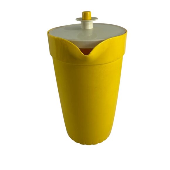 Vintage Tupperware Harvest Gold Yellow 2 Quart Pitcher White Push Button Lid - Picture 4 of 12
